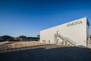 미니멀 화이트 외관의 대형 교외 카페 OMONA